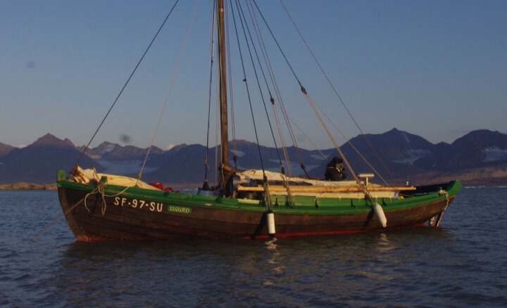 På tokt i Arktis med 106 år gamal notgavlbåt