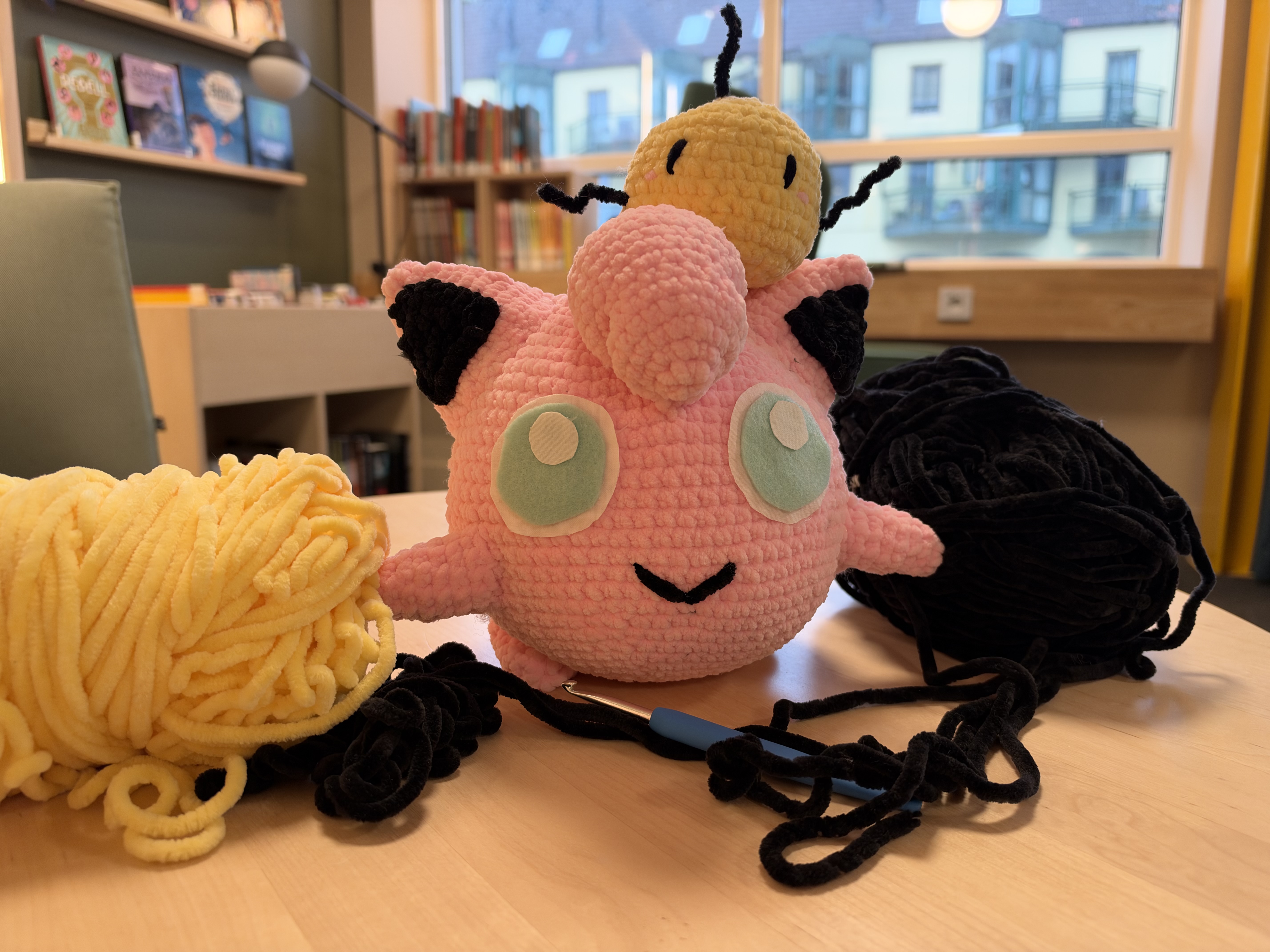 Hekle spillkarakterer på biblioteket