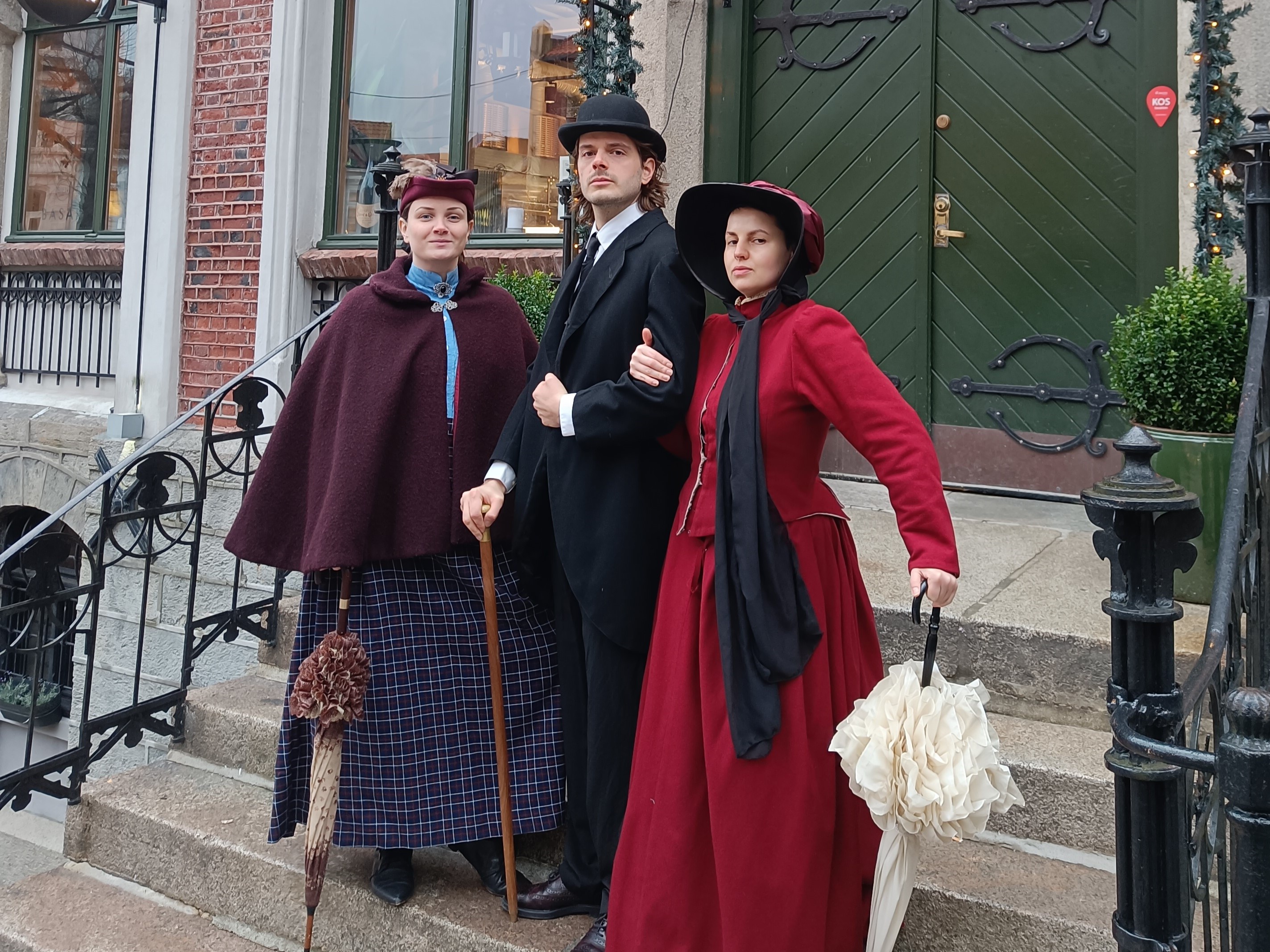 Tre fjonge folk på jakt etter bibliotek